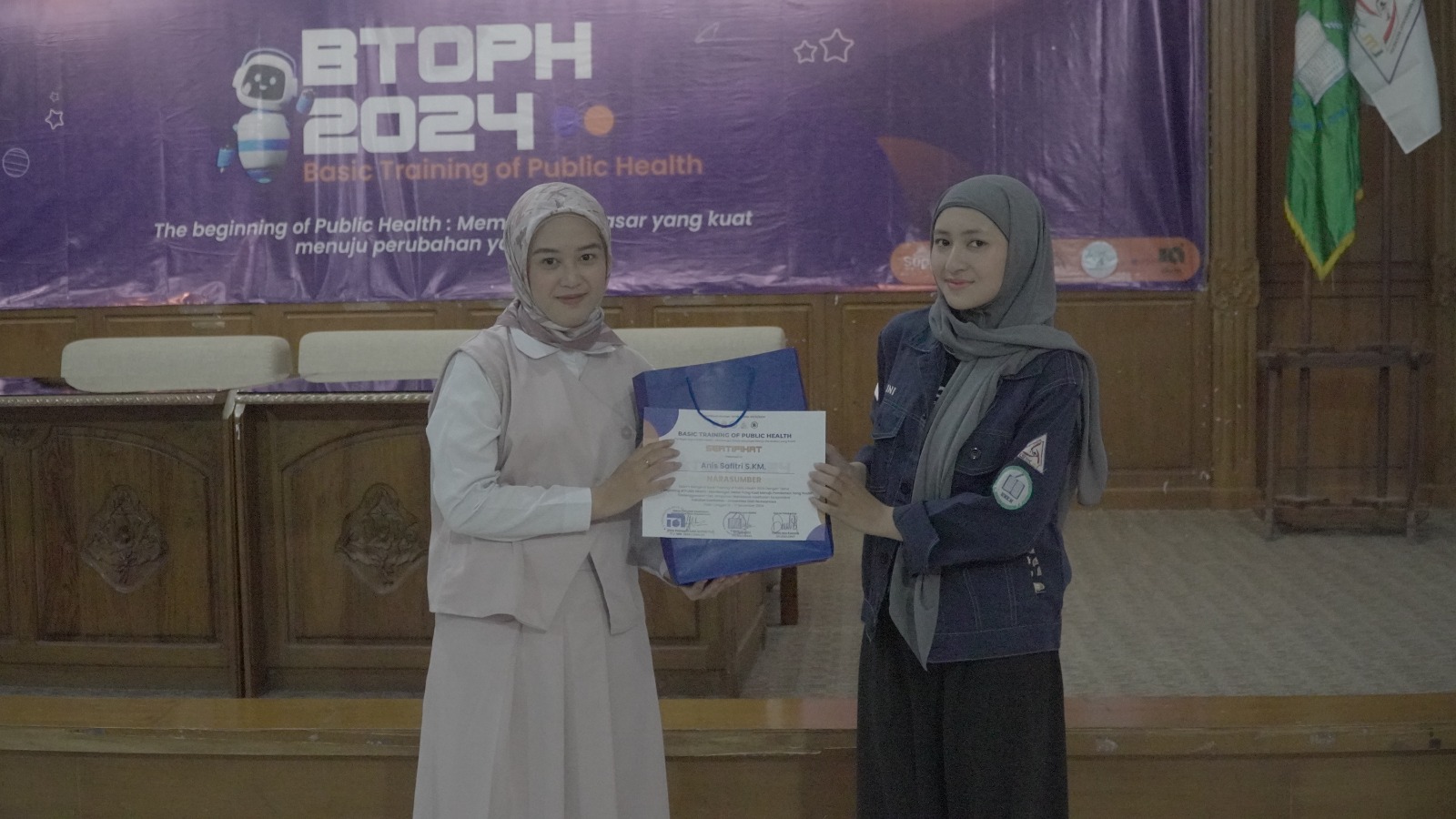 Penyerahan Goodiebag Pembicara